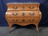 une image d'une commode en bois avec un plateau en marbre