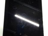une tablette noire sur laquelle est collé un autocollant blanc