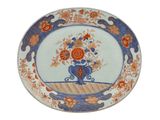 une assiette bleue et orange décorée de fleurs