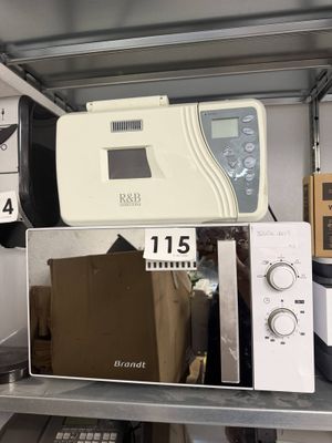 un micro-ondes posé sur une étagère dans une cuisine