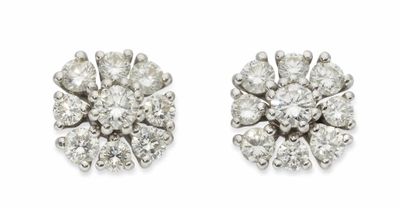 une paire de boucles d'oreilles en diamants en grappe