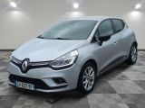 une voiture argentée garée sur le sol en damier d'un garage