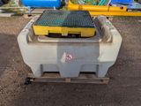 une photo d'un conteneur en plastique muni d'un couvercle, posé sur une palette