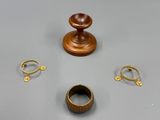 trois bagues, un porte-bagues et un porte-bagues posé sur une table