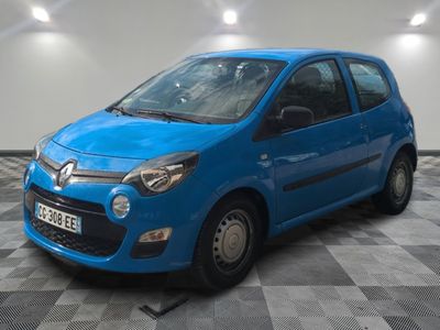la photo d'une voiture bleue garée dans un garage