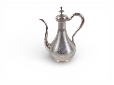 Belle verseuse en argent guilloché de forme balustre, à déco… - Photo 1