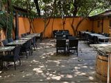 des tables et des chaises sur la terrasse d'un restaurant