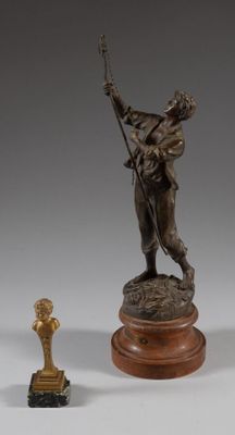 deux statues en bronze représentant un homme muni d'un bâton et une statue représentant une femme tenant un bâton