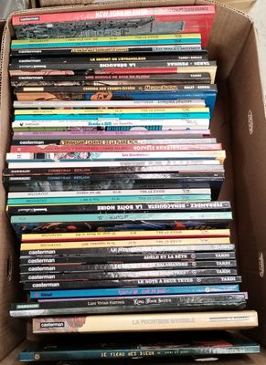 une boîte remplie de DVD posée sur une table