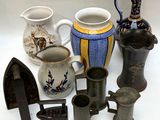 de nombreux types de vases et de pichets sur la table