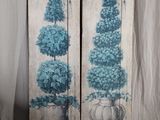 deux grands panneaux en bois sur lesquels figurent des fleurs bleues dans des vases