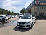 une voiture blanche garée devant un bâtiment