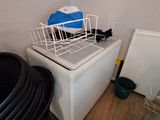 une machine à laver et un sèche-linge dans une pièce où il y a beaucoup de tuyaux