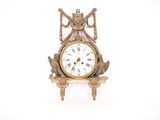 une horloge posée sur une étagère, sur fond blanc