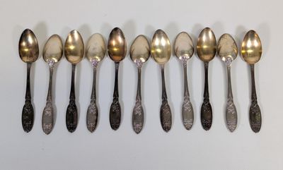 six cuillères sont alignées sur une surface blanche