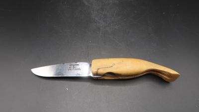 un couteau avec un manche en bois posé sur une table