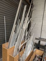 Chariot et caisses en bois avec leur contenu de profilés en … (photo 5)