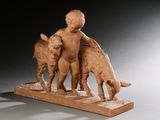 statue représentant un garçon accompagné de trois chiens, posée sur un socle en bois