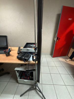 un bureau sur lequel se trouvent un ordinateur portable et un moniteur
