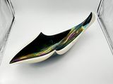 un objet en verre posé sur une table