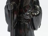 statue d'un moine tenant un bâton et un pot