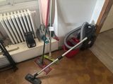 passer l'aspirateur et la serpillière dans une pièce située à côté d'un radiateur