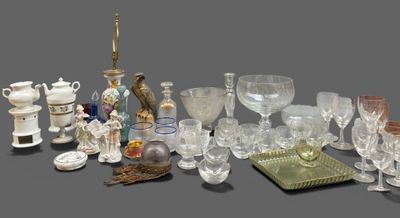 de nombreux verres de toutes sortes posés sur une table