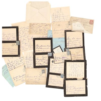 Plusieurs vieilles lettres et enveloppes sont empilées les unes sur les autres