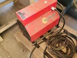 une machine rouge posée sur une palette