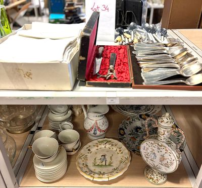 de nombreuses assiettes et bols sur une étagère dans un magasin