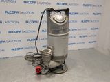 une image représentant une cuve en acier inoxydable à laquelle est raccordé un tuyau