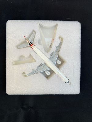 une maquette d'avion posée sur une assiette blanche