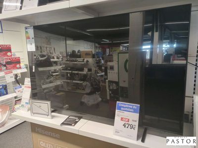 un grand téléviseur exposé dans un magasin