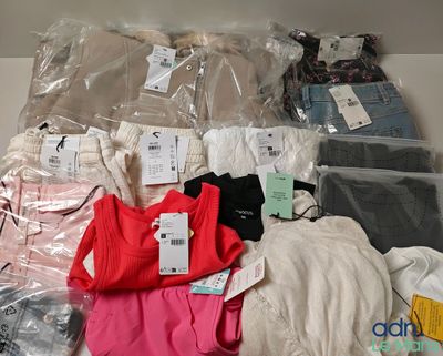 une pile de vêtements posée sur une table