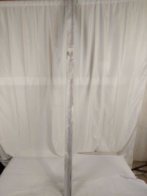 un lit recouvert d'un drap blanc et d'un rideau blanc