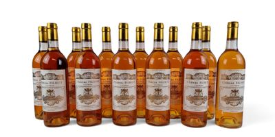 six bouteilles de vin posées les unes à côté des autres sur une surface blanche
