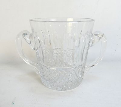 une tasse en verre posée sur une table