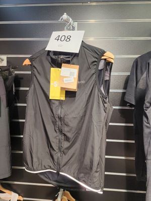 un présentoir de vêtements pour hommes exposé dans un magasin