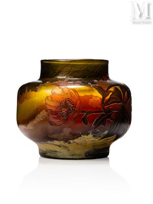 un vase orné d'une peinture posé sur une surface blanche