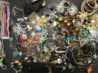 une table sur laquelle sont disposés de nombreux types de bijoux différents