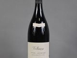 une bouteille de vin posée sur une table à côté d'une bouteille de vin
