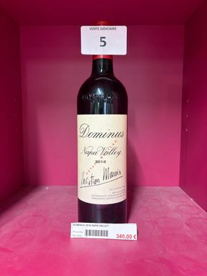 une bouteille de vin posée sur une étagère, dans une boîte rose