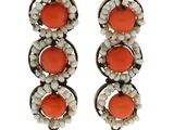 une photo d'une paire de boucles d'oreilles en corail et en perles