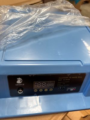 une machine bleue posée sur une table en bois