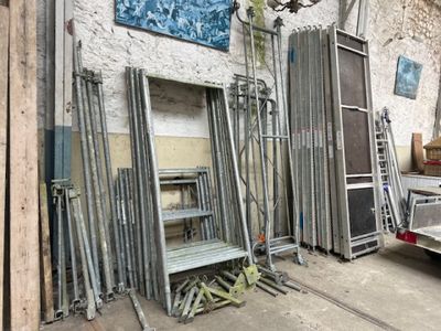 Ce garage comporte de nombreux types de fenêtres et de portes