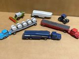 de nombreux véhicules et camions miniatures de toutes sortes posés sur la table