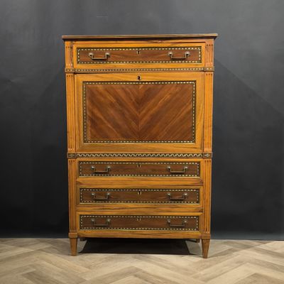 une commode ancienne en bois surmontée de tiroirs