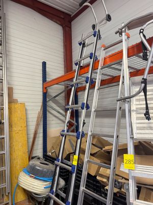 une échelle appuyée contre un mur dans un entrepôt