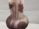 un vase en verre orné d'un motif floral