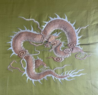 VIETNAM Panneau de soie brodé orné d'un dragon